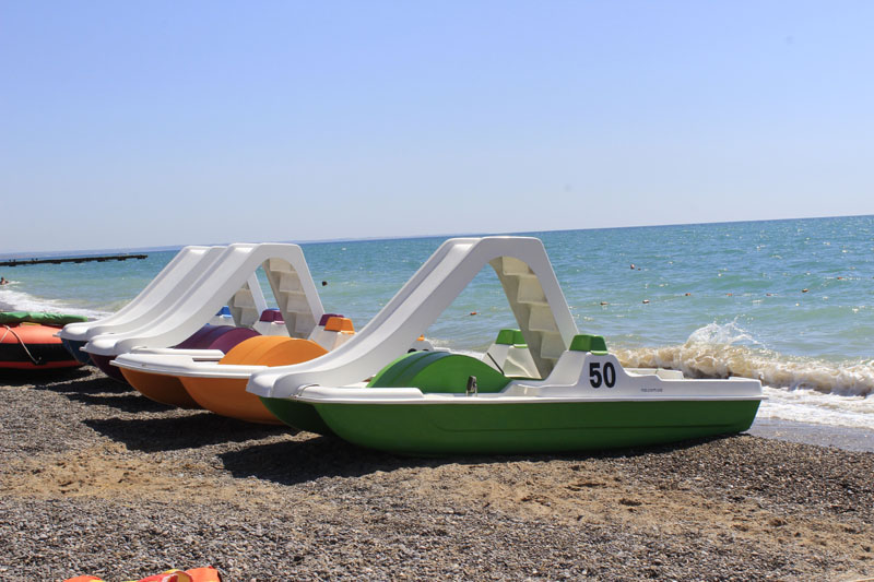Катамараны на пляже в Николаевке