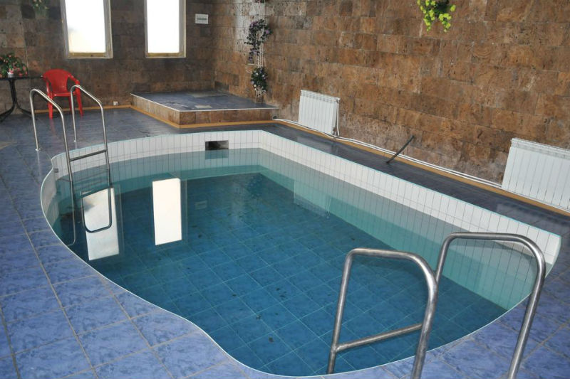 Крытый бассейн в отеле Ирина