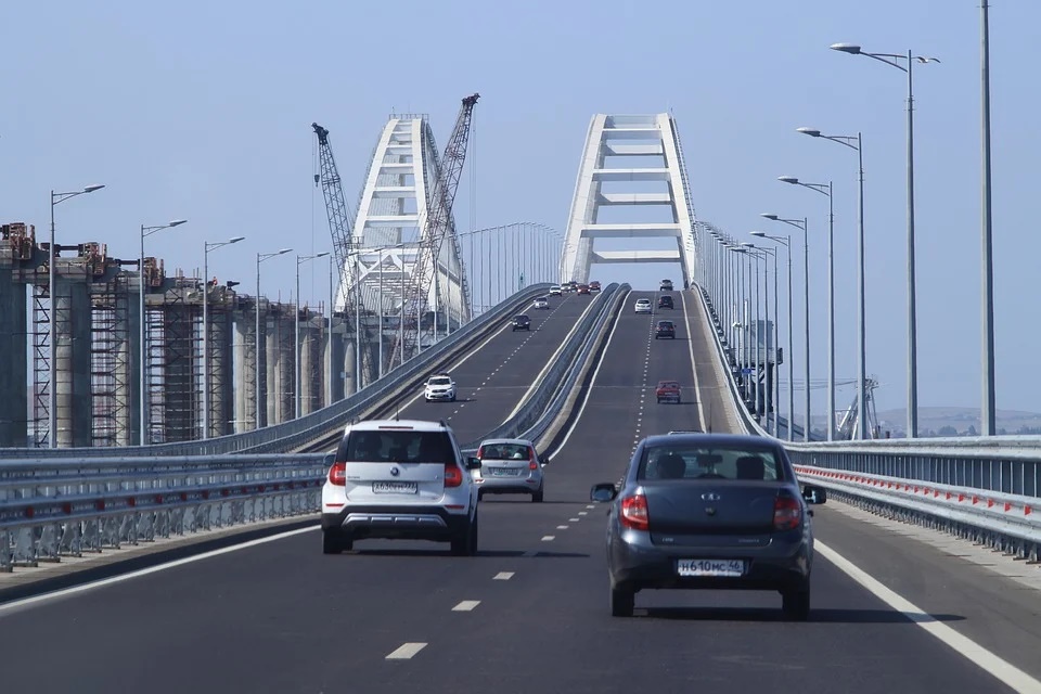 Новое освещение по дороге к Крымскому мосту фото